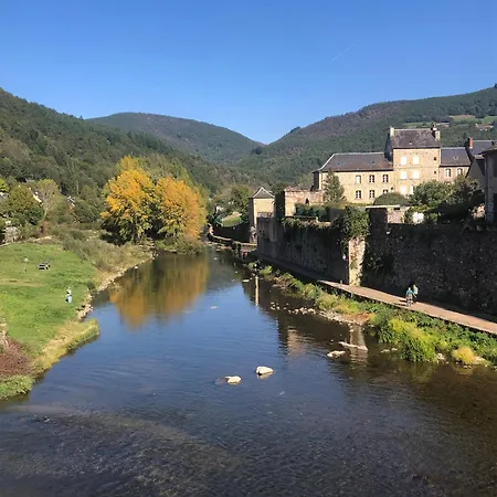 Maisonnette Dans Son Ecrin De Verdure * Saint-Geniez-dʼOlt