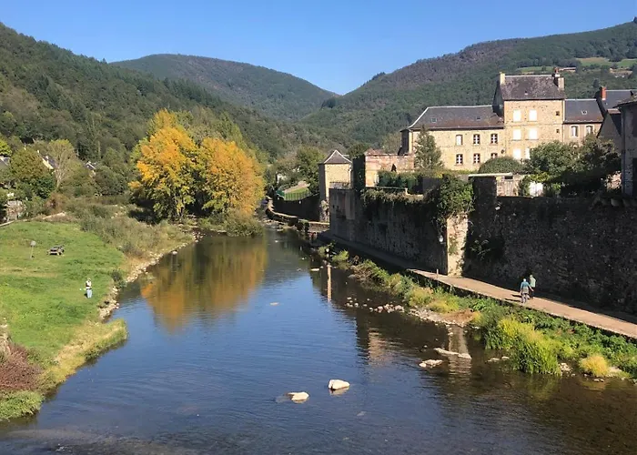 Maisonnette Dans Son Ecrin De Verdure * Saint-Geniez-dʼOlt